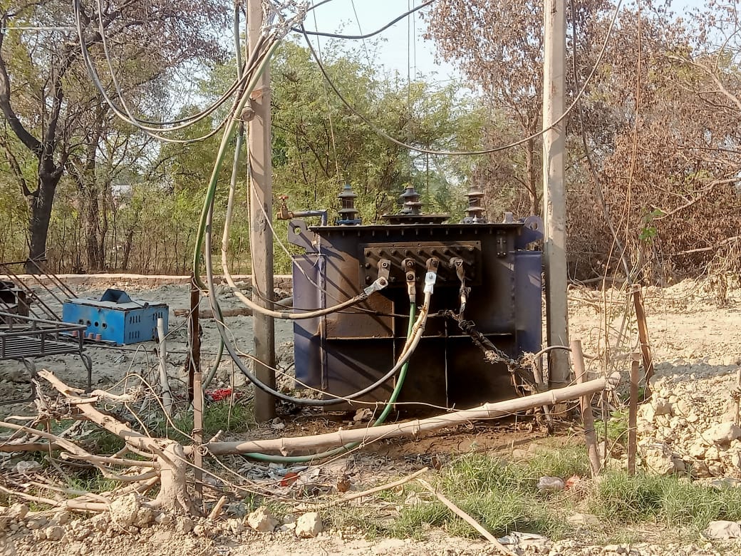 खुले में रखे ट्रांसफार्मर से भयभीत हैं ग्रामीण