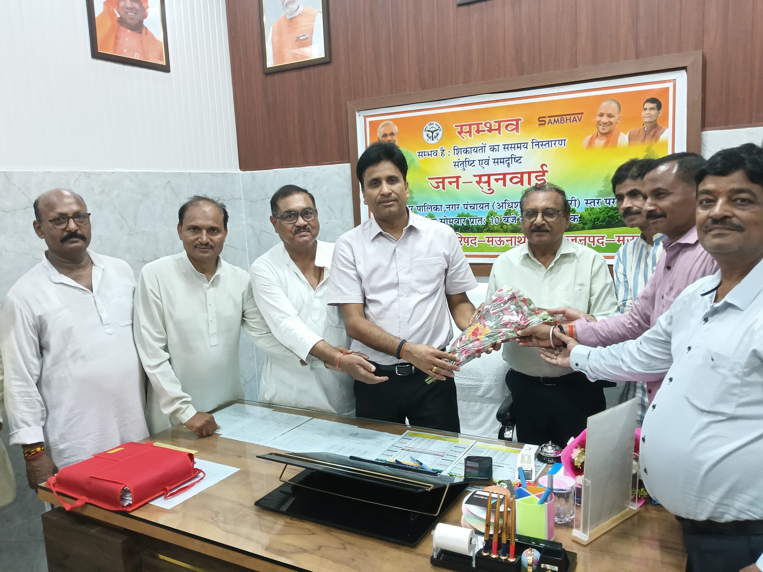 अखिल भारतीय उद्योग व्यापार मंडल जनपद मऊ के तत्वावधान में व्यापारियों का जत्था जिलाध्यक्ष डॉ राम गोपाल गुप्त के साथ नवागंतुक अधिशाषी अधिकारी नगर पालिका परिषद मऊ