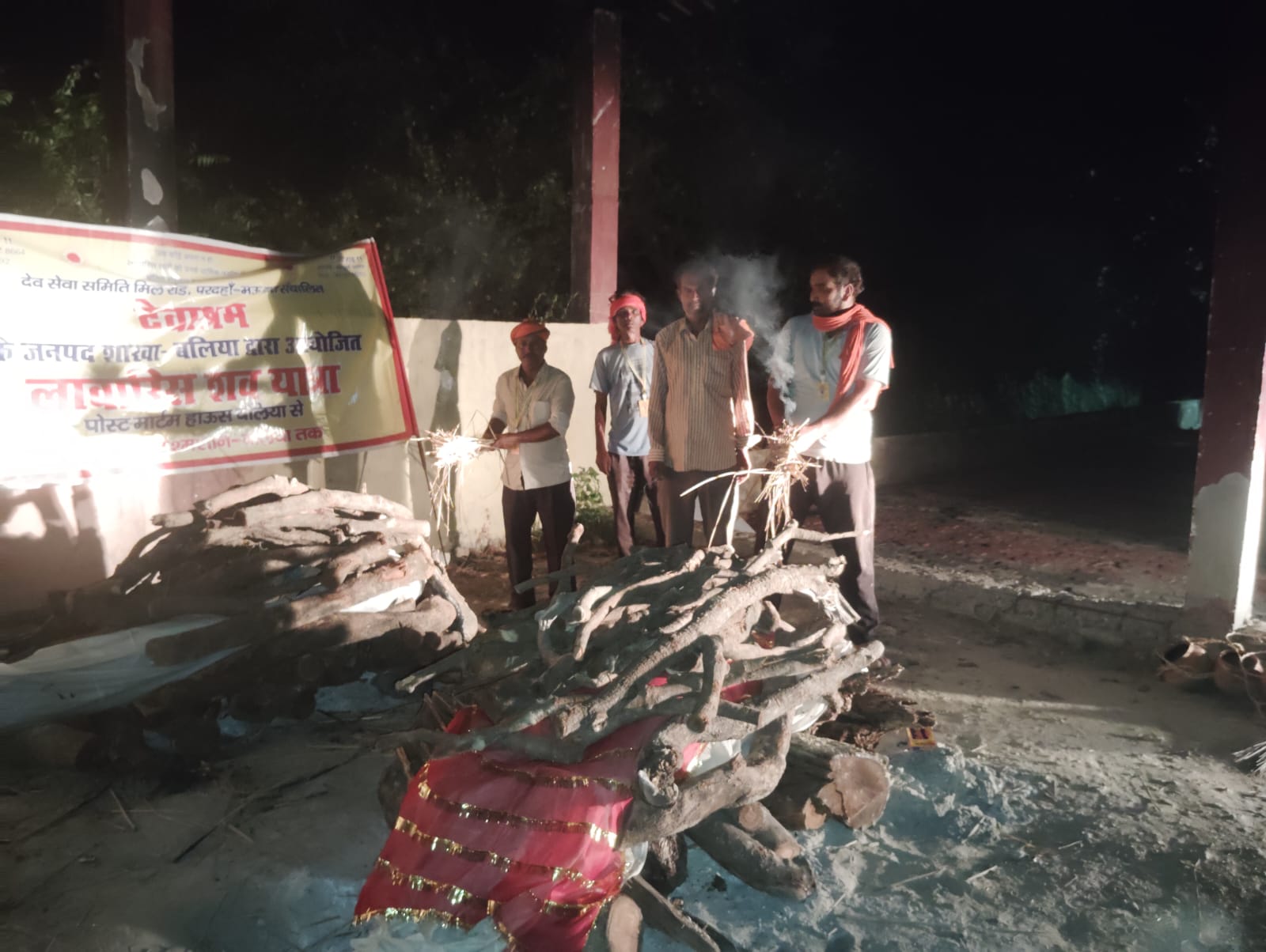 सीयर ब्लाक प्रमुख प्रत्याशी अर्चना सिंह के पति आनंद सिंह के आर्थिक सहयोग से देवश्रम नें दो अज्ञात शवों का किया अंतिम संस्कार