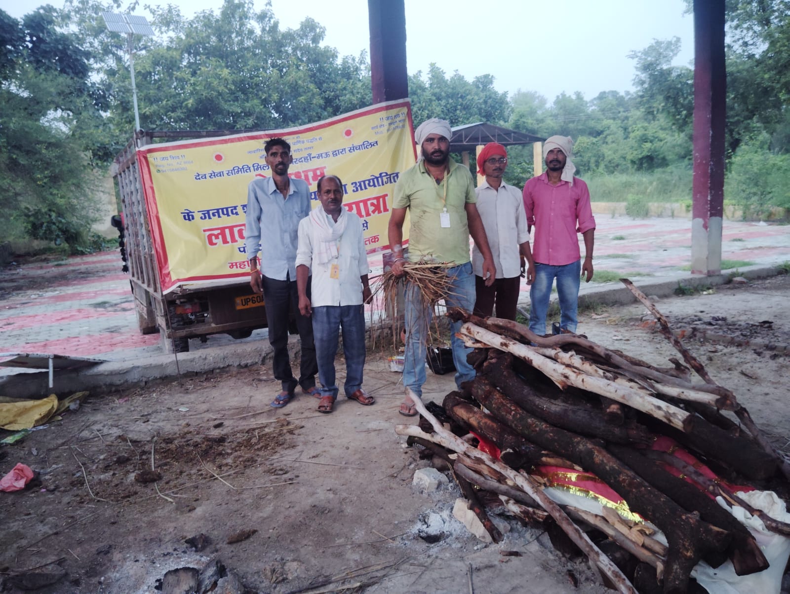 पूर्व ब्लाक प्रमुख प्रत्याशी सीयर बलिया अर्चना सिंह के पति आनन्द सिंह के आर्थिक सहयोग से एक अज्ञात शव का देवाश्रम नें किया अंतिम संस्कार