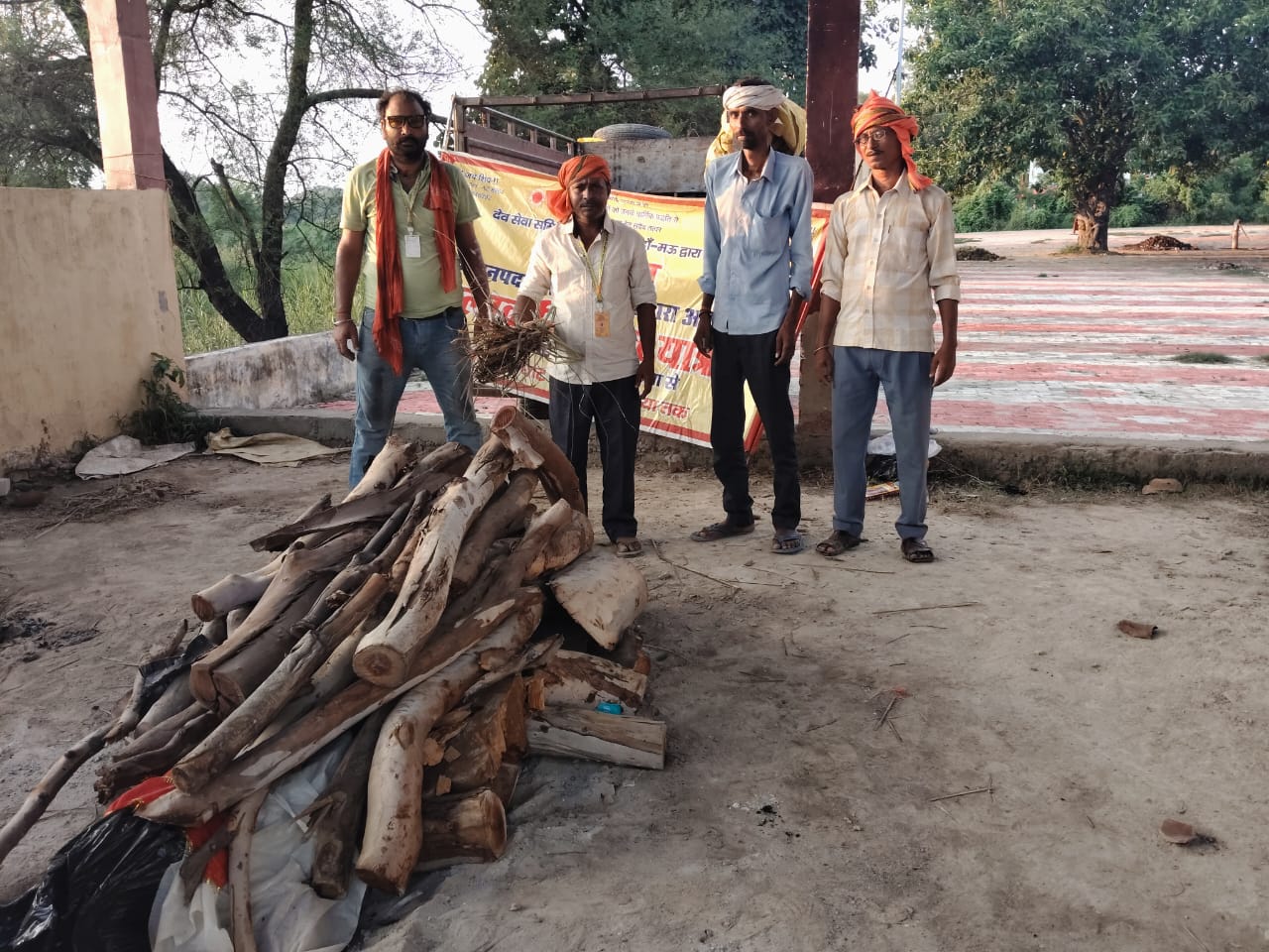 आनंद सिंह नें पूर्व सीयर ब्लॉक प्रमुख प्रत्याशी अर्धांगिनी अर्चना सिंह के सम्मान में जी आर पी बलिया द्वारा देवाश्रम को प्रदत्त अज्ञात शव के अंतिम संस्कार का खर्च किया वहन