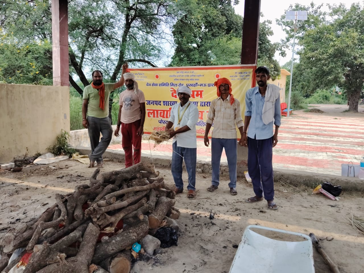 डा. देश बंधु तिवारी के आर्थिक सहयोग से थाना बैरिया बलिया द्वारा प्रदत्त अज्ञात स्त्री शव का देवाश्रम नें किया अंतिम संस्कार