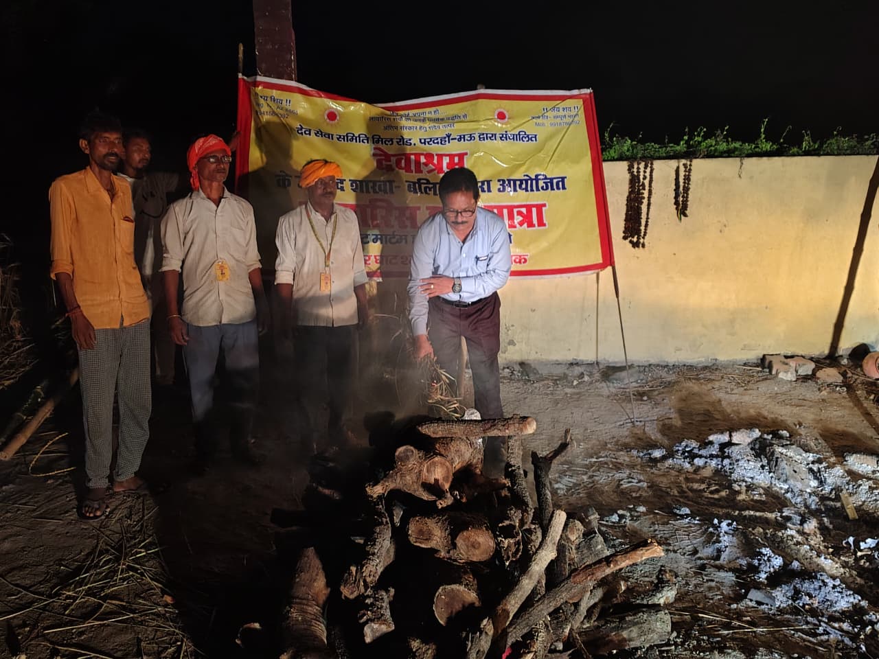 देवाश्रम ने थाना सुखपुरा बलिया द्वारा प्राप्त अज्ञात हिन्दू शव का भी अंतिम संस्कार राजा आनंद ज्योति सिंह के खर्चे से किया सम्पन्न