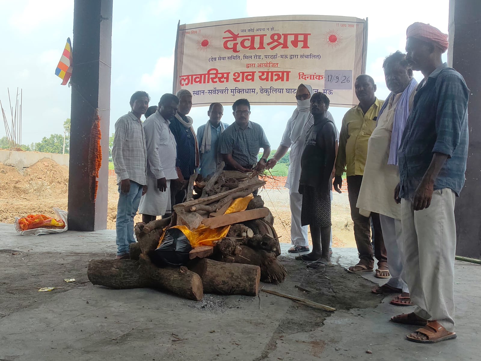 डा. ए के सिंह के आर्थिक सहयोग से टीम देवाश्रम नें कोतवाली मऊ द्वारा प्राप्त अज्ञात शव का अंतिम संस्कार कर मनाया विश्वकर्मा जयंती