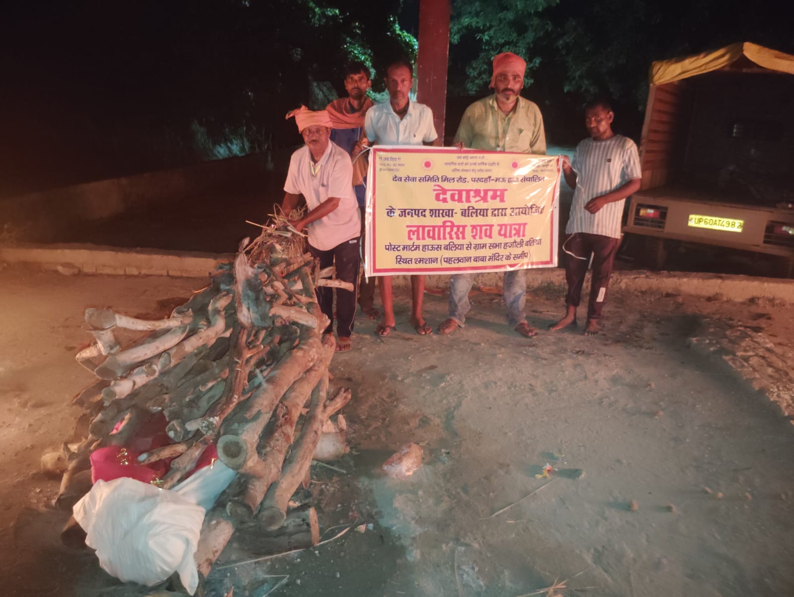 थाना बांसडीह रोड बलिया से देवाश्रम को प्राप्त अज्ञात शव सहित अब तक लगातार छः शवों के अंतिम संस्कार का खर्च शशिकांत सिंह वहन किये।