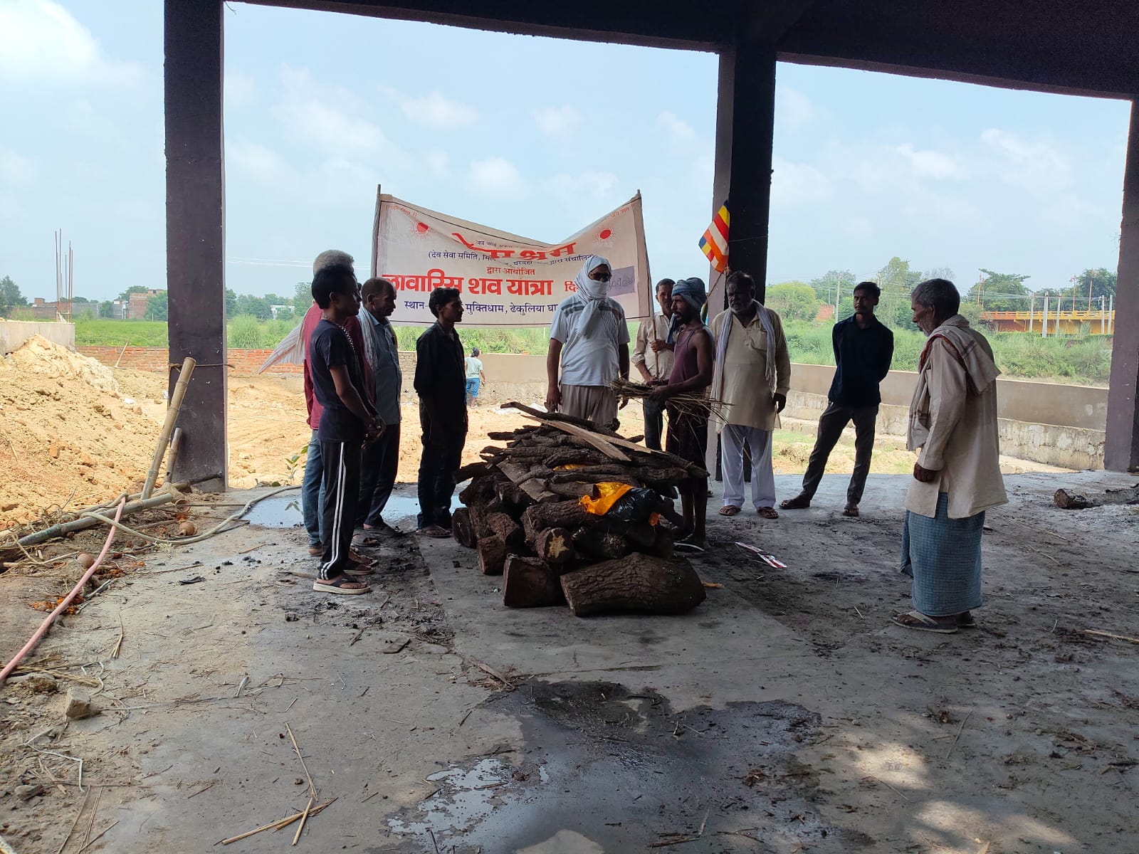 डा. कुसुम वर्मा के आर्थिक सहयोग से थाना जी आर पी मऊ द्वारा प्राप्त अज्ञात हिन्दू स्त्री शव का देवाश्रम नें किया अंतिम संस्कार